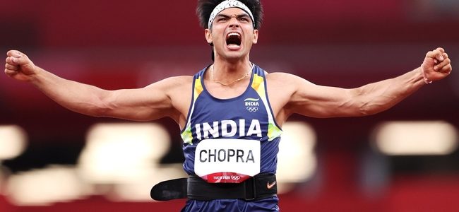Tokyo Olympics नीरज चोपड़ा ने भाला फेंक में जीता स्वर्ण पदक, पीएम मोदी ने फोन कर दी बधाई