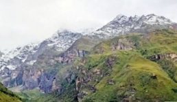 Uttarakhand बदरीनाथ और केदारनाथ की पहाड़ियों पर सीजन का पहला हिमपात, मौसम हुआ सुहावना