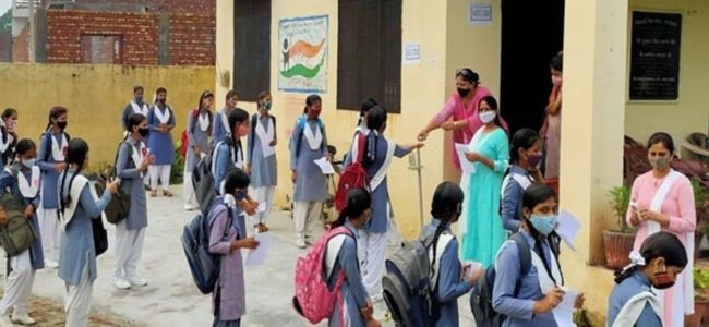 Uttarakhand खुल गए स्कूल, सिर्फ इन विद्यार्थियों को दिया गया प्रवेश Uttarakhand खुल गए स्कूल, सिर्फ इन विद्यार्थियों को दिया गया प्रवेश