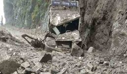 Uttarakhand चलते वाहन के ऊपर पहाड़ से गिरा मलवा, 7 लोग सवार थे इसमें, पिथौरागढ़ जिले की है घटना