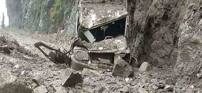 Uttarakhand चलते वाहन के ऊपर पहाड़ से गिरा मलवा, 7 लोग सवार थे इसमें, पिथौरागढ़ जिले की है घटना Uttarakhand चलते वाहन के ऊपर पहाड़ से गिरा मलवा, 7 लोग सवार थे इसमें, पिथौरागढ़ जिले की है घटना