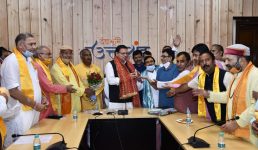 चारधाम तीर्थ पुरोहितों ने लंबे आंदोलन को किया स्थगित, मुख्यमंत्री से बातचीत के बाद फैसला