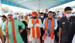 Uttarakhand राज्यपाल गुरमीत सिंह और सीएम धामी पहुंचे नानकमत्ता गुरुद्वारे, मत्था टेका और लंगर छका