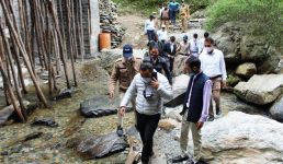 Uttarakhand नैनीताल के भालूगाड़ झरना स्थल का जायजा लिया DM ने, कहा ज्यादा से ज्यादा पर्यटकों को लाने की कोशिश