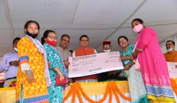 Uttarakhand सीएम धामी ने मेगा स्वरोजगार शिविर का उद्घाटन किया, लाभार्थियों को बांटे चेक
