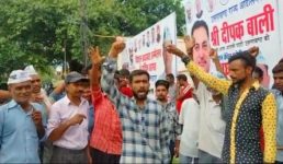 Uttarakhand भीड़ जुटाने को राजनीतिक पार्टी ने मजदूर हायर किये, लेकिन मजदूरों ने पार्टी की पोल खोल दी