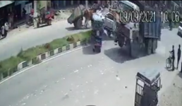 Video उत्तराखंड : देखें भीषण सड़क हादसे का CCTV फुटेज, डम्पर ने कार और ईरिक्शा को ज़ोरदार टक्कर मार दी