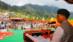 Uttarakhand  राजनाथ सिंह ने सीएम धामी को बताया अंत में उतारा गया धाकड़ बल्लेबाज, पीठसैण में वीर चन्द्र सिंह गढ़वाली की प्रतिमा का अनावरण किया