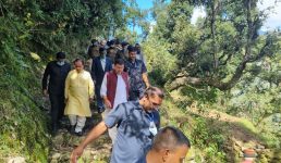 Uttarakhand मुख्यमंत्री धामी ने  चमोली जिले के आपदा प्रभावित डुंग्री गांव का दौरा किया, लापता लोगों के परिजनों से मुलाकात की