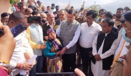 Video Uttarakhand चंपावत पहुंचे मुख्यमंत्री, आपदा पीड़ितों से मुलाकात की, अधिकारियों को दिये निर्देश