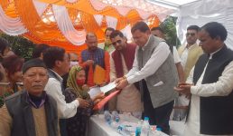 Uttarakhand धारचूला में मुख्यमंत्री ने आपदा पीड़ितों को चैक वितरित किये, पिथौरागढ़ में अधिकारियों को जरूरी निर्देश दिये