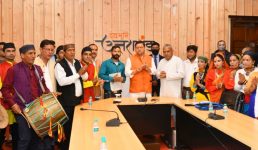 Uttarakhand मुख्यमंत्री धामी ने राज्य के कलाकारों से मुलाकात की, कहा  लोक परम्परा को आगे बढ़ाने में कलाकारों की महत्वपूर्ण भूमिका होती है