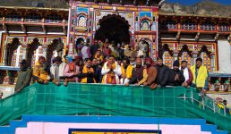 Video बद्रीनाथ धाम पहुंचे सीएम धामी, विशेष पूजा-अर्चना की
