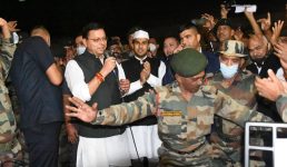 Uttarakhand सीएम धामी ने गाया ‘बेड़ु पाको बारोमासा’ गीत, टेरिटोरियल आर्मी डे समारोह में शामिल हुए