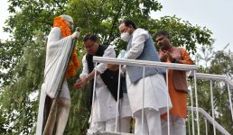 Uttarakhand गांधी जयंती पर मुख्यमंत्री ने राष्ट्रपिता को श्रद्धांजलि अर्पित की, कहा मानवता के प्रति करुणा का भाव पैदा करना होगा