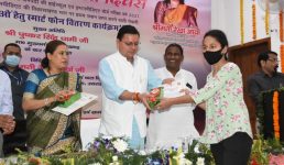 Uttarakhand सीएम धामी ने टाॅपर छात्राओं को स्मार्ट फोन दिये﻿, कहा जल्द मैत्रेयी मेंटरशिप कार्यक्रम शुरू होगा
