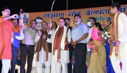 Uttarakhand मुख्यमंत्री धामी दशहरा मेले में हुए शामिल, स्थानीय लोगों और दुकानदारों से भी मिले