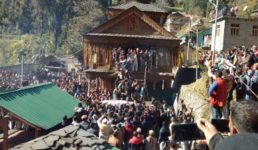 चकराता : श्री चालदा महासू महाराज मोहना से चले समाल्टा, हजारों लोग रहे मौजूद