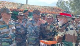 तस्वीरें : LoC पर पहुंचे पीएम मोदी, जवानों से बोले आपके पराक्रम की वजह से हमारे पर्वों में प्रकाश फैलता है, खुशियां भर जाती हैं