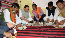 सीएम धामी अचानक पहुंचे अपने पुराने दलित मित्र के पास, पेशे से हैं सिक्योरिटी गार्ड