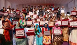 Uttarakhand नैनीताल और अल्मोड़ा जिले के 59 शहीदों के परिजन सम्मानित, कई गणमान्य लोग रहे उपस्थित