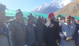 Video सीएम धामी और राज्यपाल पहुंचे सीमा पर सैनिकों के बीच, दीवाली मनाई और जवानों का हौसला बढ़ाया