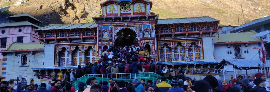 बड़ी संख्या में तीर्थयात्री पहुंच रहे बदरीनाथ, 20 नवंबर को बंंद होंगे कपाट बड़ी संख्या में तीर्थयात्री पहुंच रहे बदरीनाथ, 20 नवंबर को बंंद होंगे कपाट