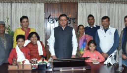 Uttarakhand मुख्यमंत्री धामी से शहीद की पत्नी लेफ्टिनेंट ज्योति नैनवाल ने मुलाकात की, हाल ही में मिला है सेना में कमीशन