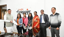 Uttarakhand महिला प्रौद्योगिकी संस्थान देहरादून की तीन छात्राओं को मिला वातसल्य योजना का चेक, सीएम धामी ने प्रदान किया
