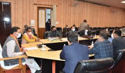 Uttarakhand सीएम धामी ने कोविड टेस्टिंग और वैक्सीनेशन बढ़ाने को कहा, बढ़ते मामलों और ओमिक्रोन के खतरे के बीच आदेश