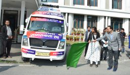 Uttarakhand चुनाव से पहले वोटर लिस्ट अपडेट और जागरूकता के लिए दो वैन रवाना, युवा और महिला मतदाताओं पर फोकस