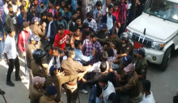 हल्द्वानी : एमबीपीजी कॉलेज में छात्रों का हंगामा, पुलिस ने किया लाठीचार्ज