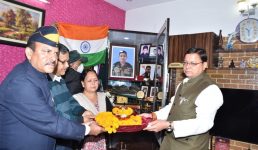 देहरादून : शहीद मेजर चित्रेश बिष्ट के घर पहुंचे सीएम धामी, सैन्यधाम के लिए मिट्टी ली