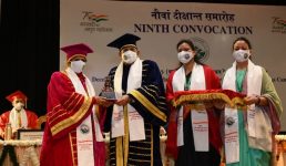 गढ़वाल विश्वविद्यालय दीक्षांत समारोह में पहुंचे सीडीएस जनरल बिपिन रावत, सीमांत गांवों से पलायन पर चिंता व्यक्त की, गढ़रत्न नरेन्द्र सिंह  नेगी को दी डॉक्टर ऑफ लेटर्स की उपाधि