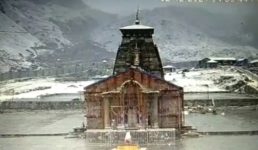 केदारनाथ मंदिर में सीजन की पहली बर्फबारी, उच्च हिमालयी इलाकों में हुआ हिमपात, बढ़ने लगी ठंड