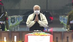 सीडीएस जनरल बिपिन रावत और दूसरे सैन्यकर्मियों की पार्थिव देह दिल्ली पहुंची, पीएम मोदी सहित कई लोगों ने दी श्रद्धांजलि
