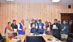 Uttarakhand पुस्तक कोरोना से बचाव : एक सजग पहल का मुख्यमंत्री ने किया विमोचन, एम्स के डॉक्टर संतोष कुमार हैं लेखक