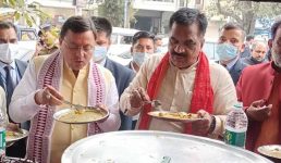 उत्तराखंड : रुद्रपुर में जब मुख्यमंत्री पुष्कर धामी ठेले पर राजमा चावल खाने पहुंचे, देखिए तस्वीरें