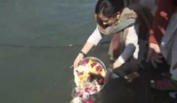 Uttarakhand सीडीएस जनरल बिपिन रावत और उनकी पत्नी मधुलिका रावत की अस्थियों का विसर्जन हरिद्वार में, दोनों बेटियां रहीं मौजूद