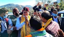 उत्तराखंड चुनाव : जागेश्वर में सीएम धामी ने नाराज पार्टी कार्यकर्ताओं से मुलाकात की, कहा सबको मनाया जा रहा है