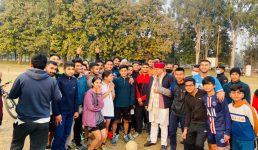 उत्तराखंड चुनाव : सीएम धामी प्रचार के बीच बच्चों के साथ फुटबॉल के लिए समय निकालते दिखे, पढ़ें पूरी खबर