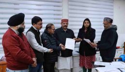 उत्तराखंड चुनाव : कांग्रेस ने चुनाव आयोग से की बीजेपी की शिकायत, कहा हरीश रावत की सोशल मीडिया पर छवि बिगाड़ रहे