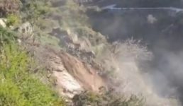 Video उत्तराखंड में भूस्खलन की जद में आया एक गांव, मौके पर दिखा खौफ का मंजर, 62 लोग प्रभावित