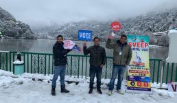 Uttarakhand तस्वीरें : नैनीताल में बर्फबारी में भी चालू मतदाता जागरूकता अभियान, देखिए
