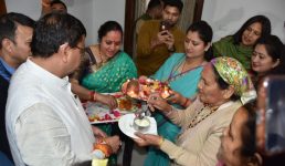 Video देखिए घर पर कैसे स्वागत हुआ पुष्कर सिंह धामी का, राज्य के अगले मुख्यमंत्री का संभालेंगे पदभार