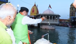 Uttarakhand शपथग्रहण के बाद हरिद्वार पहुंचे सीएम धामी, गंगा आरती में लिया हिस्सा