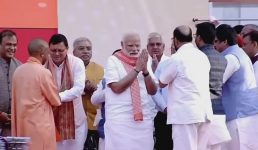 सीएम धामी ने योगी आदित्यनाथ को दी बधाई, पीएम मोदी की मौजूदगी में हुआ योगी का यूपी सीएम के लिए शपथग्रहण समारोह