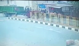 Video उत्तराखंड के खटीमा में तेज रफ्तार ट्रैक्टर होटल में घुसा, सीसीटीवी फुटेज आया सामने
