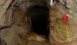 तस्वीरें : उत्तराखंड में  8 तल वाली बहुत बड़ी गुफा की खोज, अंदर शिवलिंग पर टपक रहा है पानी, लोगों में कौतूहल