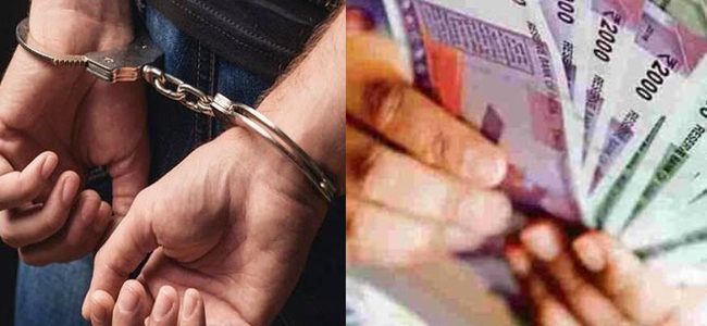 उत्तराखंड : महिला सेे रिश्वत ले रहा था तहसील का अधिकारी, रंगे हाथों गिरफ्तार, मचा हड़कंप उत्तराखंड : महिला सेे रिश्वत ले रहा था तहसील का अधिकारी, रंगे हाथों गिरफ्तार, मचा हड़कंप